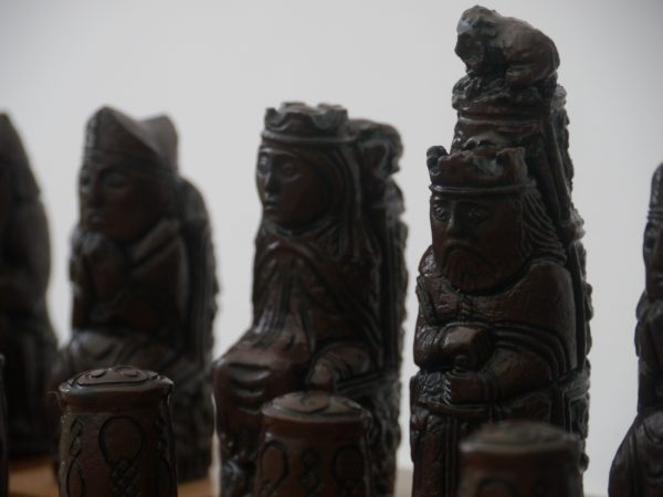Berkeley Chess Ltd - Medieval Chess Set - Ivory and Brown - Image 6