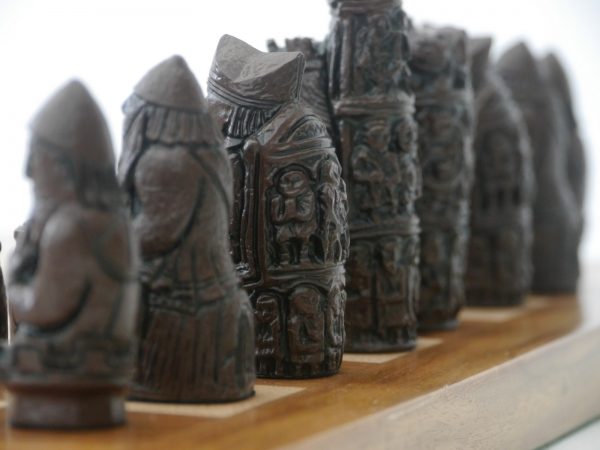 Berkeley Chess Ltd - Medieval Chess Set - Ivory and Brown - Image 7