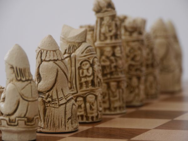 Berkeley Chess Ltd - Medieval Chess Set - Ivory and Brown - Image 8