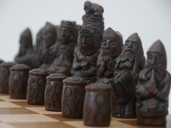 Berkeley Chess Ltd - Medieval Chess Set - Ivory and Brown - Image 9