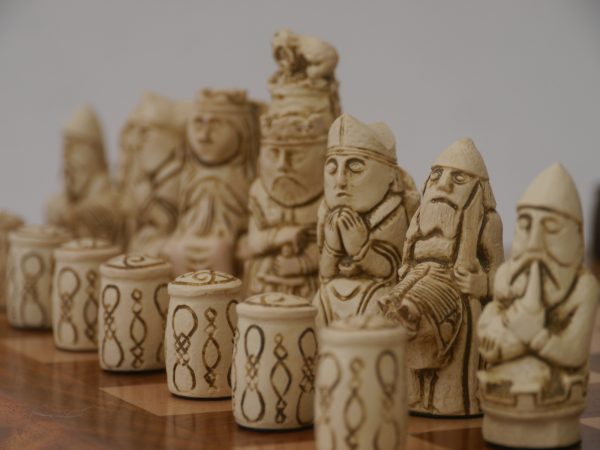 Berkeley Chess Ltd - Medieval Chess Set - Ivory and Brown - Image 10