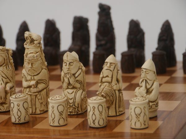 Berkeley Chess Ltd - Medieval Chess Set - Ivory and Brown - Image 12