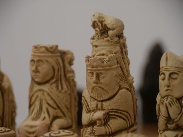 Berkeley Chess Ltd - Medieval Chess Set - Ivory and Brown - Image 13