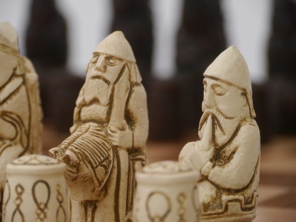 Berkeley Chess Ltd - Medieval Chess Set - Ivory and Brown - Image 14