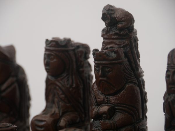 Berkeley Chess Ltd - Medieval Chess Set - Ivory and Brown - Image 2