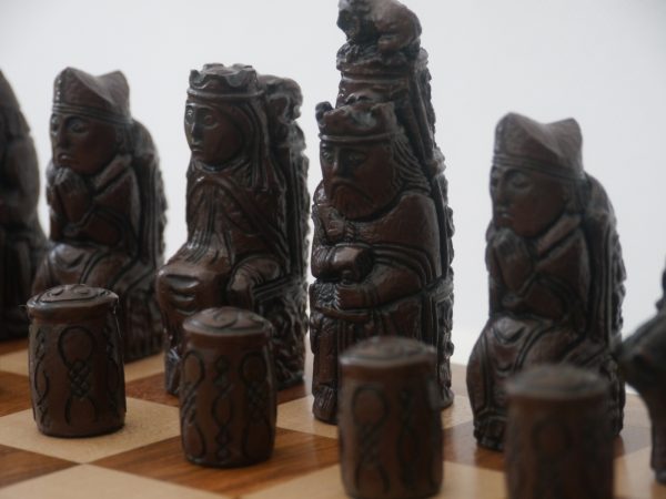 Berkeley Chess Ltd - Medieval Chess Set - Ivory and Brown - Image 5