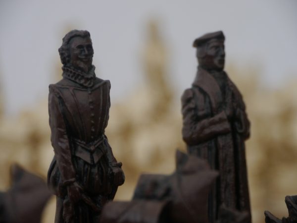 Berkeley Chess Ltd - Elizabethan Chess Set - Ivory and Brown - Image 9