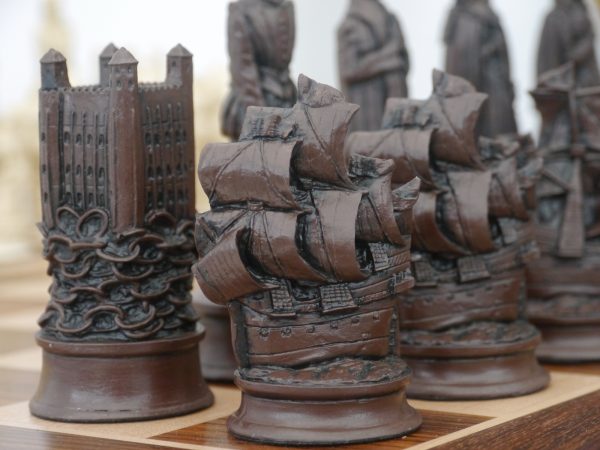 Berkeley Chess Ltd - Elizabethan Chess Set - Ivory and Brown