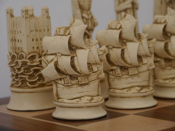 Berkeley Chess Ltd - Elizabethan Chess Set - Ivory and Brown - Image 11