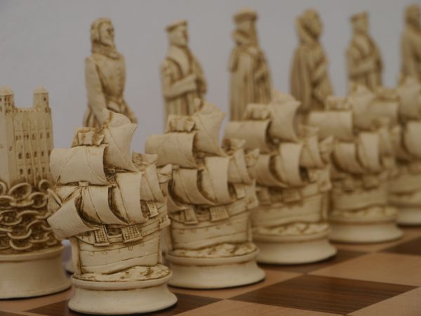 Berkeley Chess Ltd - Elizabethan Chess Set - Ivory and Brown - Image 12