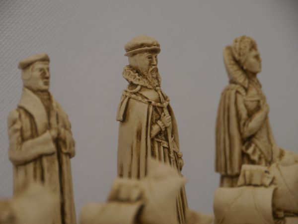 Berkeley Chess Ltd - Elizabethan Chess Set - Ivory and Brown - Image 13