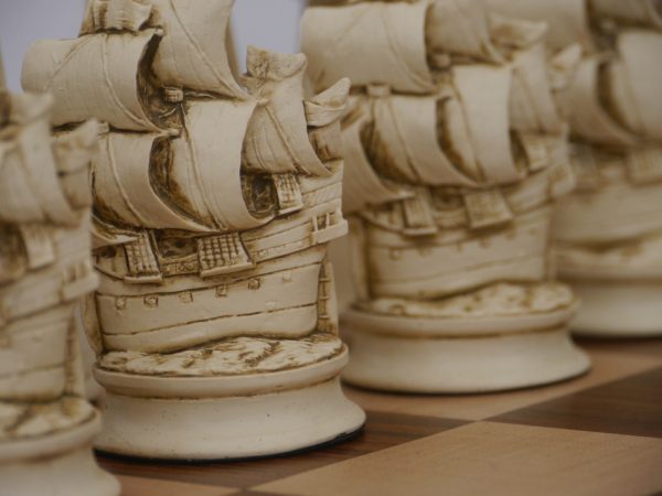 Berkeley Chess Ltd - Elizabethan Chess Set - Ivory and Brown - Image 14