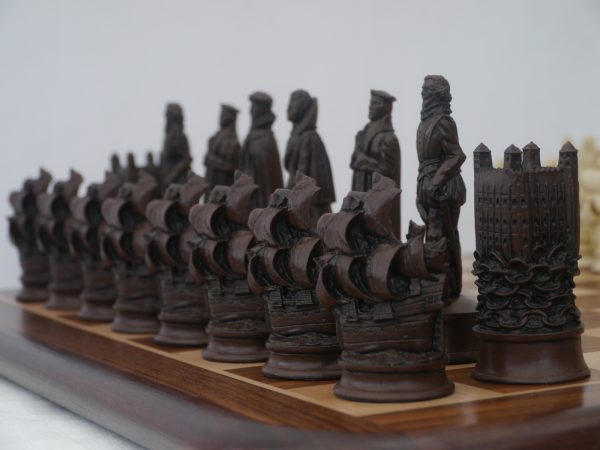 Berkeley Chess Ltd - Elizabethan Chess Set - Ivory and Brown - Image 15
