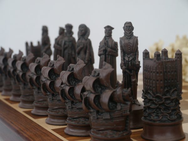 Berkeley Chess Ltd - Elizabethan Chess Set - Ivory and Brown - Image 16