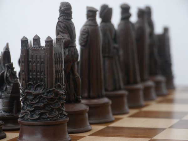 Berkeley Chess Ltd - Elizabethan Chess Set - Ivory and Brown - Image 17