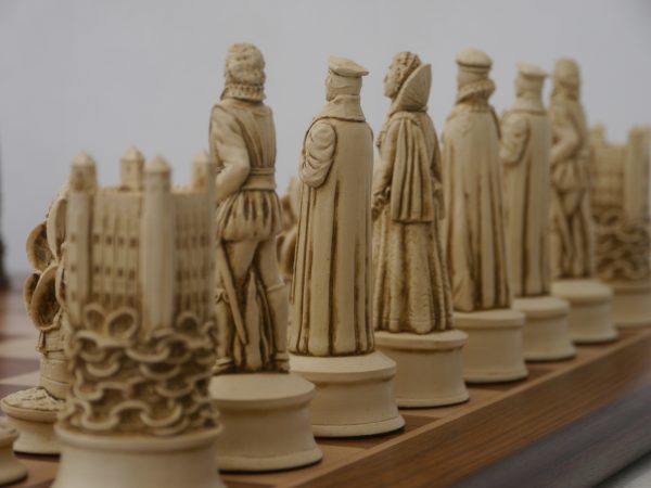Berkeley Chess Ltd - Elizabethan Chess Set - Ivory and Brown - Image 18
