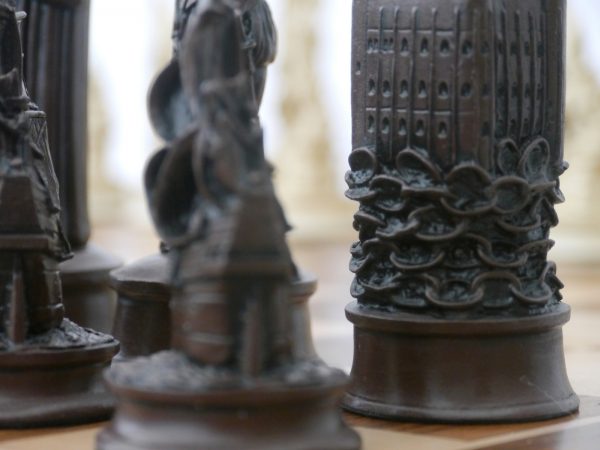 Berkeley Chess Ltd - Elizabethan Chess Set - Ivory and Brown - Image 21
