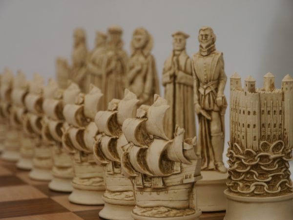 Berkeley Chess Ltd - Elizabethan Chess Set - Ivory and Brown - Image 19