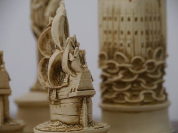 Berkeley Chess Ltd - Elizabethan Chess Set - Ivory and Brown - Image 2