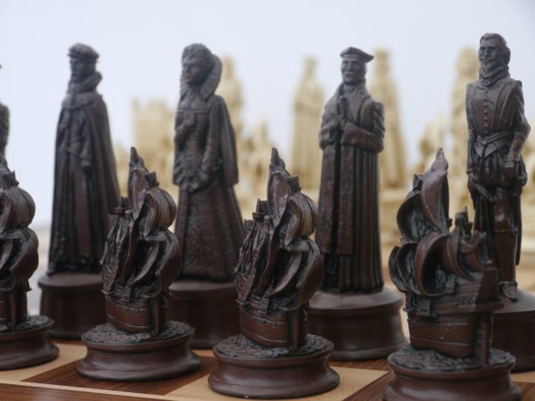 Berkeley Chess Ltd - Elizabethan Chess Set - Ivory and Brown - Image 3