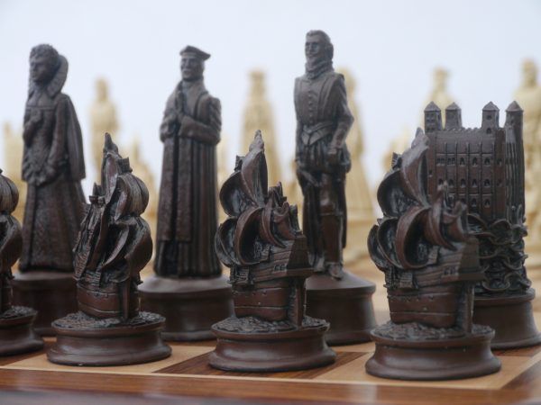 Berkeley Chess Ltd - Elizabethan Chess Set - Ivory and Brown - Image 4
