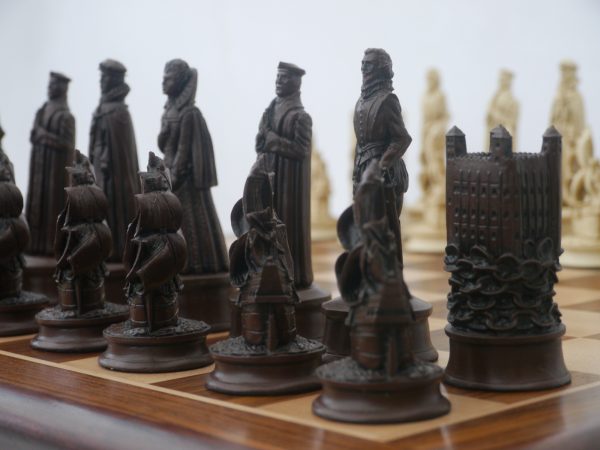 Berkeley Chess Ltd - Elizabethan Chess Set - Ivory and Brown - Image 5