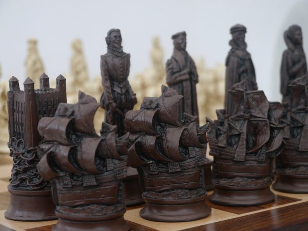 Berkeley Chess Ltd - Elizabethan Chess Set - Ivory and Brown - Image 6