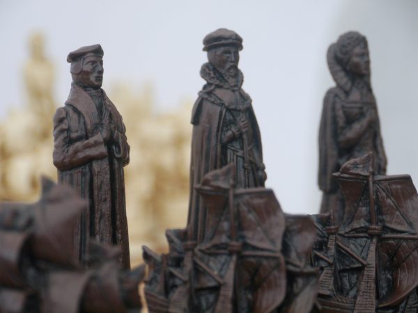 Berkeley Chess Ltd - Elizabethan Chess Set - Ivory and Brown - Image 7