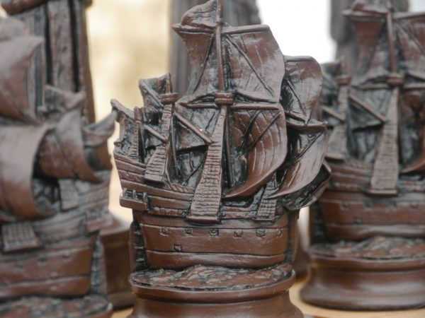 Berkeley Chess Ltd - Elizabethan Chess Set - Ivory and Brown - Image 8
