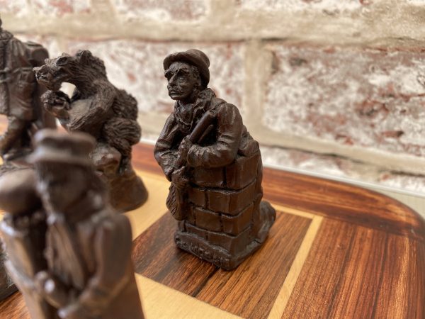 Sherlock Holmes Chess Set - Brown - Image 9
