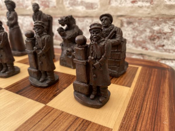 Sherlock Holmes Chess Set - Brown - Image 10