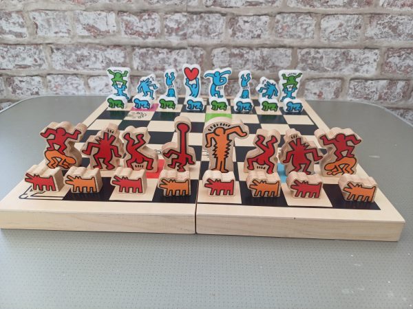 Artistry in Play: The Keith Haring Chess Set - Image 9